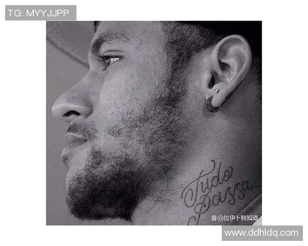 足球传奇人物素描艺术作品展现球星风采与竞技精神